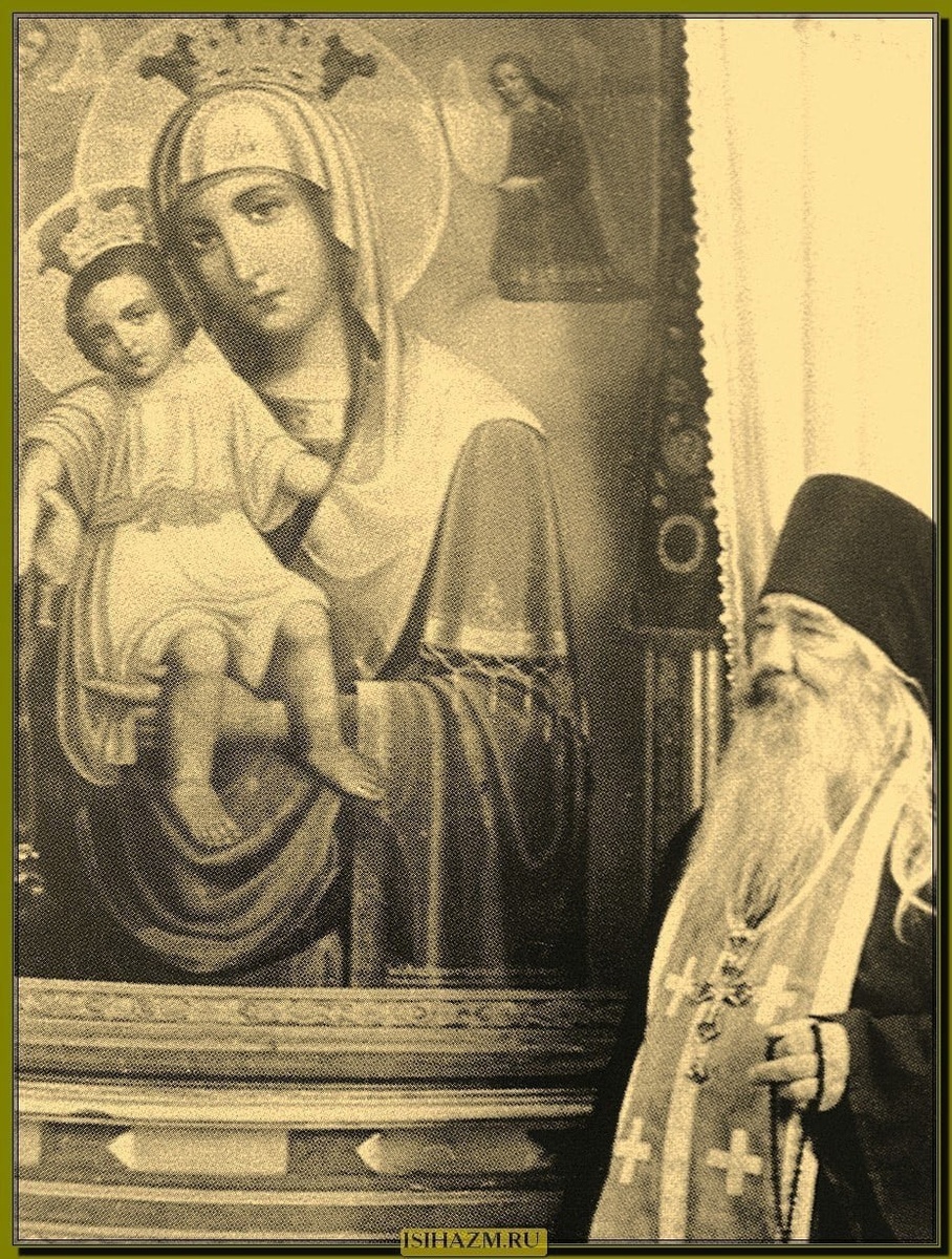 Архимандрит Павел (Груздев) рядом с Богородицей и Христом. Источник: https://vk.com/wall-168341743_25222?lang=en&w=wall-168341743_25222