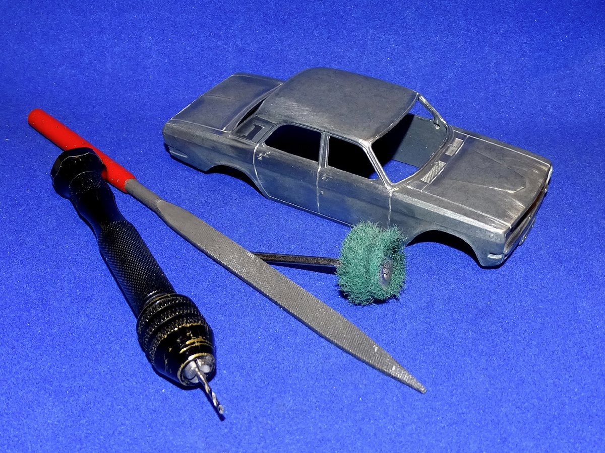 Рис. 2. Подготовка кузова модели автомобиля ГАЗ-24 «Волга» а окрашиванию