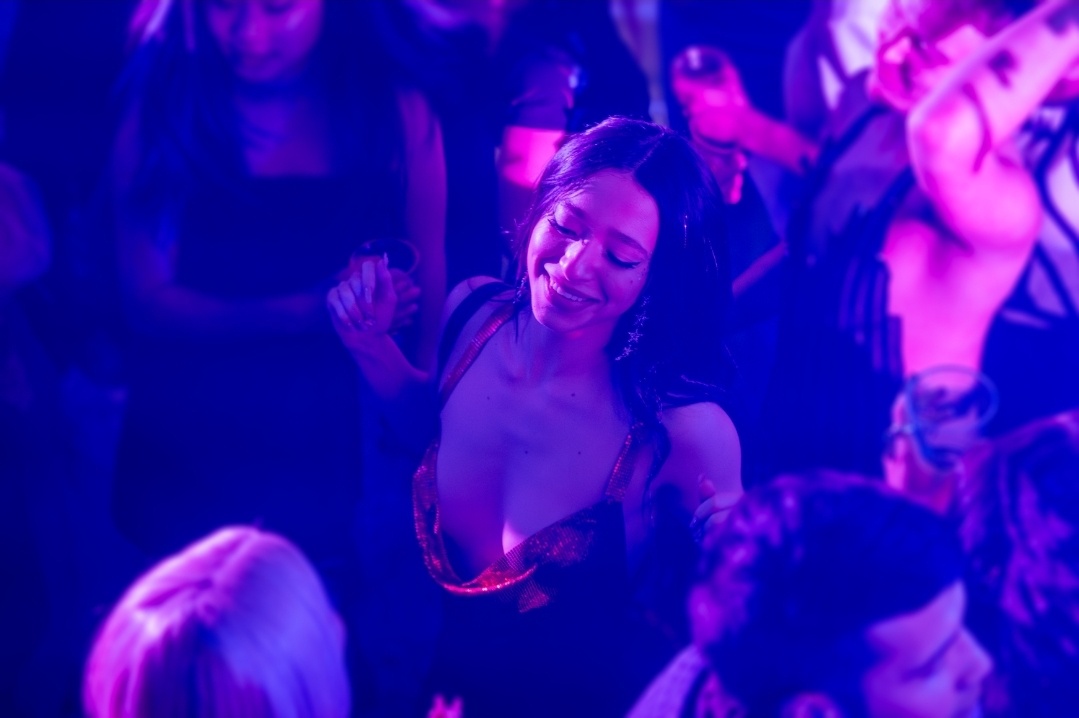 Кадр из фильма "Анора"