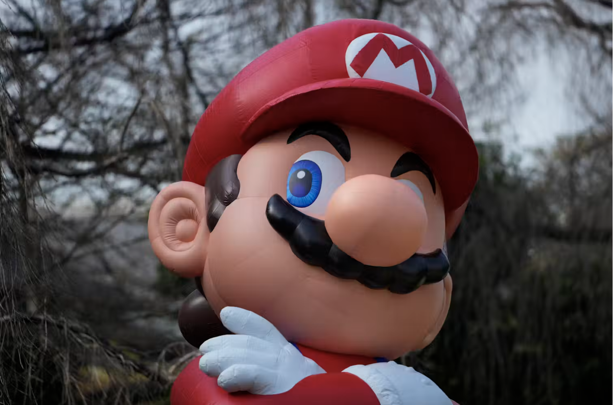 Воздушный шар с изображением персонажа Марио из игры Mario Bros. во время мероприятия в Токио 15 февраля 2024 года. (Хиро Комаэ)