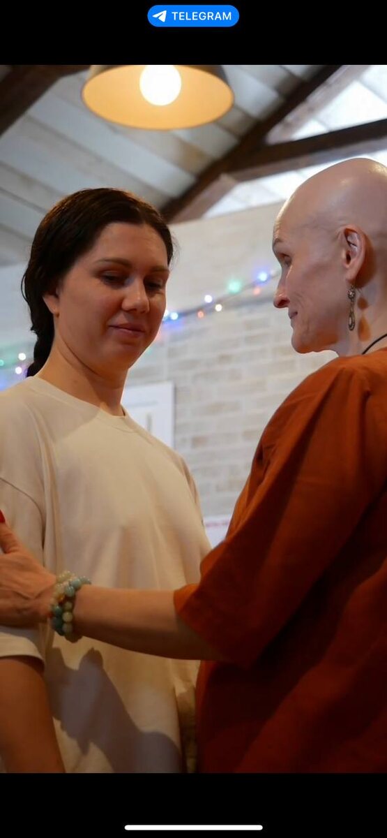 В отношениях, бывает, мы испытываем негативные эмоции, а иногда даже боль, чувство вины, обиду

Каждый проживает эти состояния по-своему: 

 ⁃ кто-то отвлекается, избегает и ситуаций и размышлений о них,

 ⁃ кто-то старается не думать об этом,

 ⁃ кто-то наоборот постоянно крутит эти истории внутри себя, тем самым притягивая все новые и новые обстоятельства, 

 ⁃ кто-то идет к психологу, 

⁃ кто-то делится этим со своими близкими, подругами, друзьями, родными

Для одного человека это отряхнуться и пойти дальше, а другой человек реально может в этом застрять надолго

При этом после этого, вступая в другие отношения, почти невозможно сразу быстро почувствовать себя там свободно 

Причин у всех этих явлений очень много и можно рассуждать об этом долго

Важно, что в моменте подобные истории очень энергозатратны, а заряды в отношениях накапливаются, напряжение растет

Так и до развода может дойти и в личных и в деловых отношениях


Что делать?

Я хочу поделиться с вами 
практикой, которая очень хорошо помогает снимать заряды в таких ситуациях, чувствовать себя спокойнее и даже разобраться в себе

Безусловно, это не заменит работы с психологом, где выясняются причины подобных ситуаций 

Но эта практика действительно помогает не просто развернуться и пойти в другую сторону, а провести честный диалог с самим собой