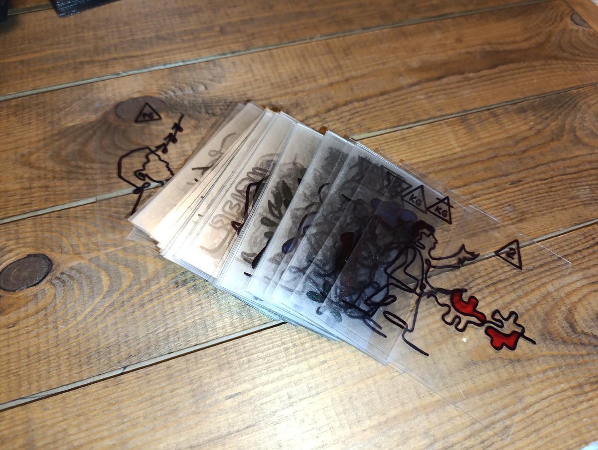 Кто со мной не в первый раз помним, куда смотреть. Под колоду и на колоду. Наша любимая атмосфера расклада, о ней после вступительного слова)