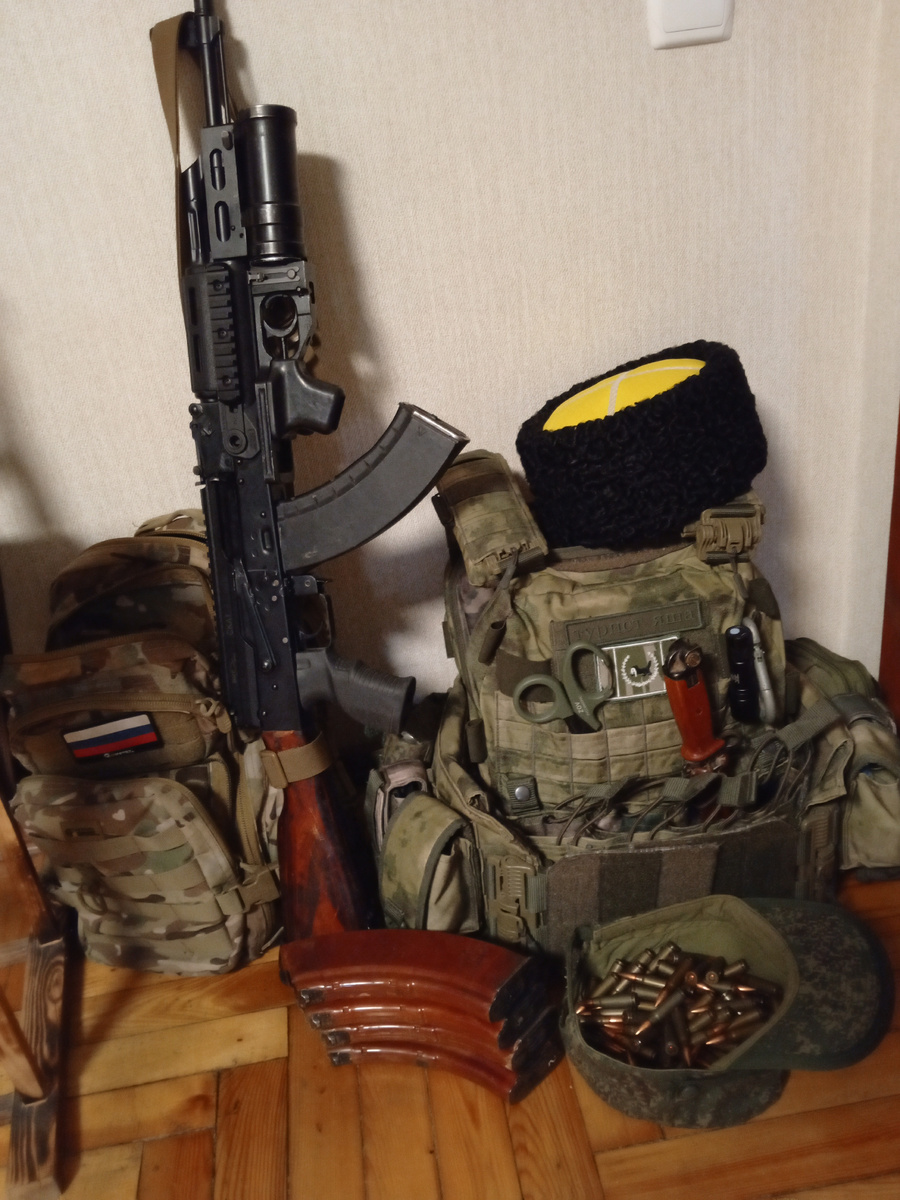 Кубанка с желтым верхом не изыск, а скорее принадлежность к Иркутску. Броня, рюкзаквсе свое, армия выдала только оружие и патроны к нему...