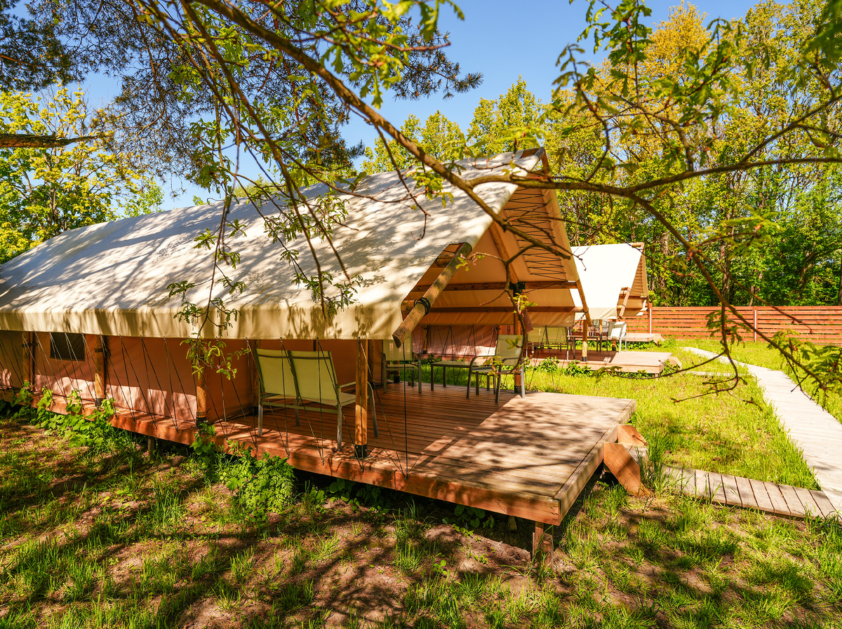 Шатер глэмпинга "Малина". Зеленоградск. Калининградская область. Фото: М. Рябинин