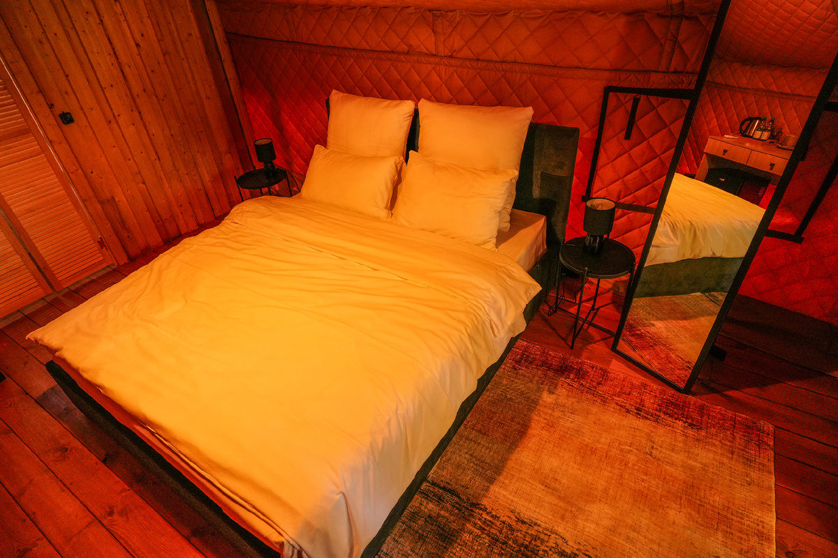 Интерьер шатра в глэмпинге "Малина". Зеленоградск. Фото: М. Рябинин