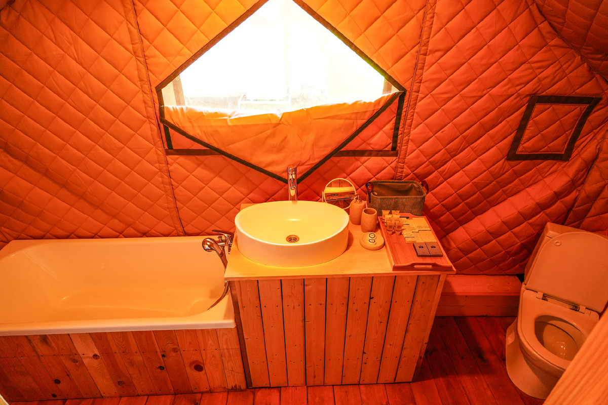 Интерьер шатра в глэмпинге "Малина". Зеленоградск. Фото: М. Рябинин