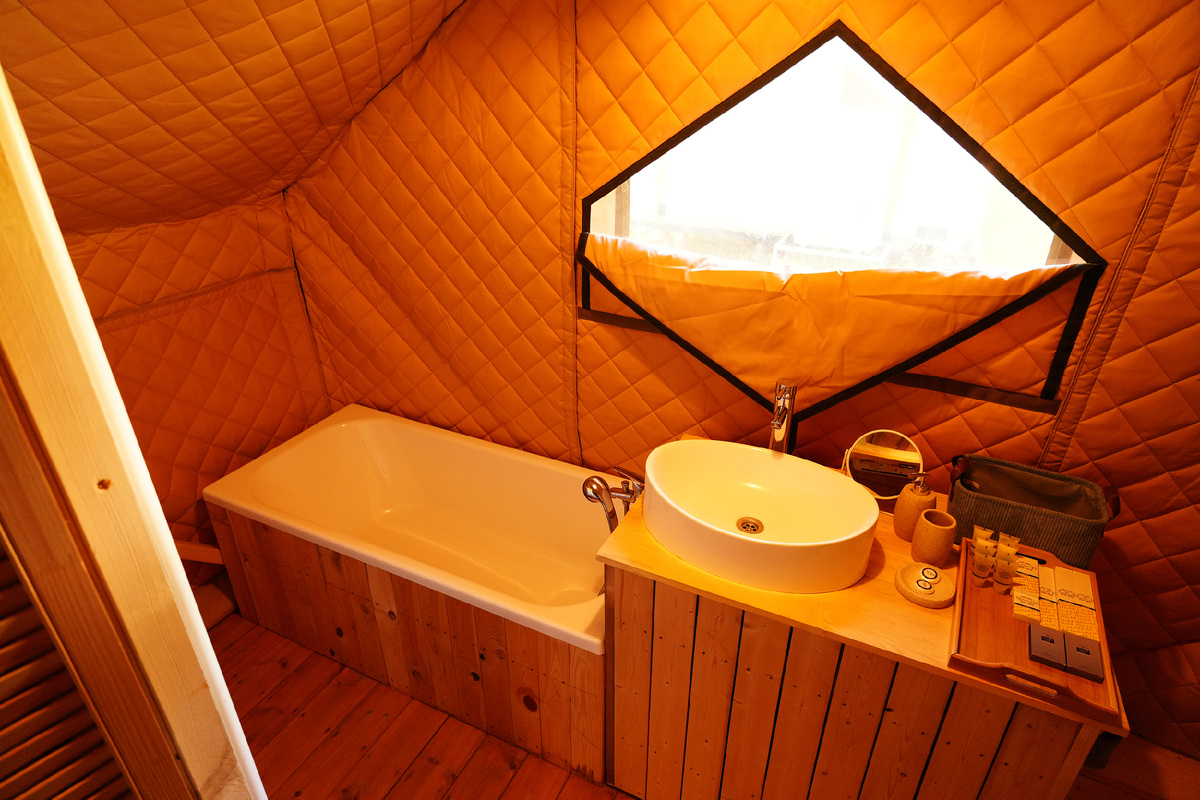 Интерьер шатра в глэмпинге "Малина". Зеленоградск. Фото: М. Рябинин