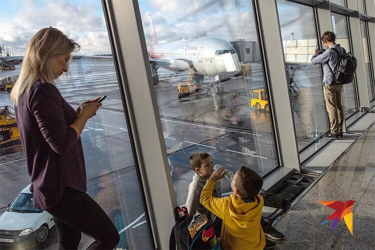 Пассажиры в зоне вылета международного терминала аэропорта Шереметьево. Фото: Виктор ГУСЕЙНОВ