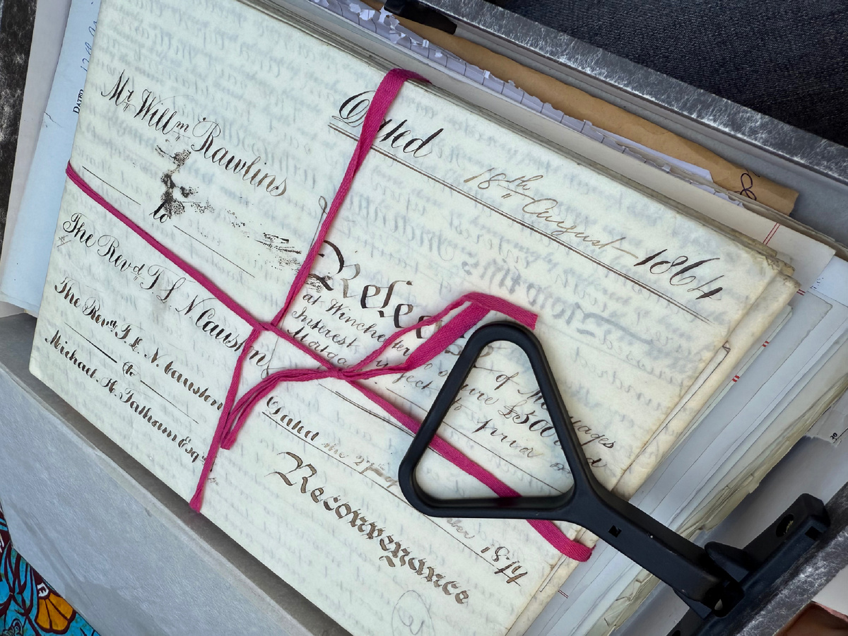 Самые старые документы о купли-продаже дома из всех документов, которые хранятся в специальной коробке у хозяина дома. Фотография из личного архива. 