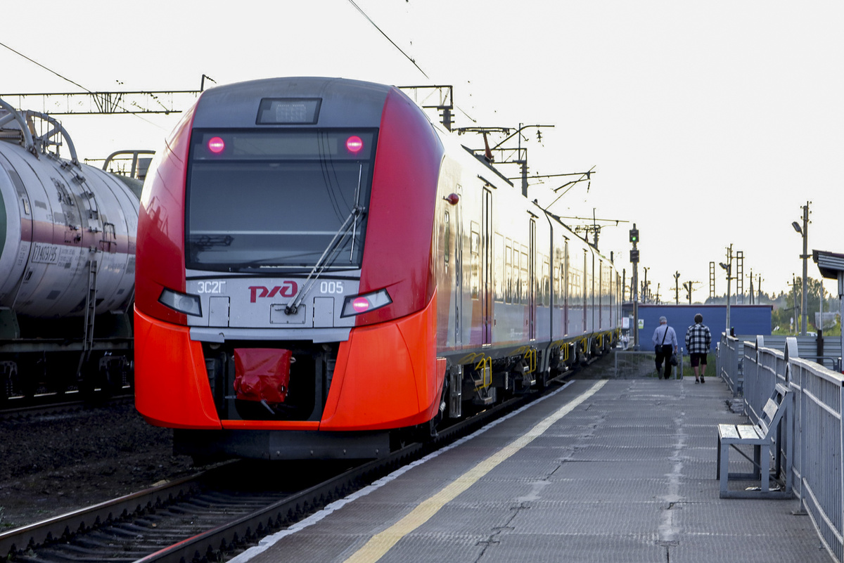 Машинист экстренно затормозил, но электропоезд все равно задел детей.  Фото: Елена Майорова