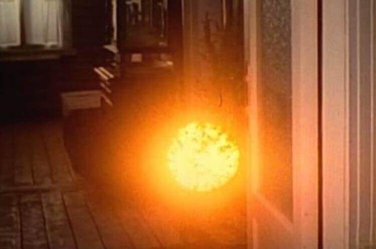 Одна из особенностей шаровой молнии — её непредсказуемое поведение. Она может медленно дрейфовать в воздухе, резко менять направление или даже проходить сквозь различные объекты.