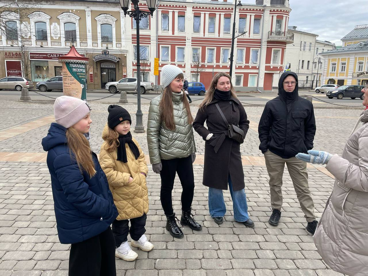 Гид рассказывает нам про историю города