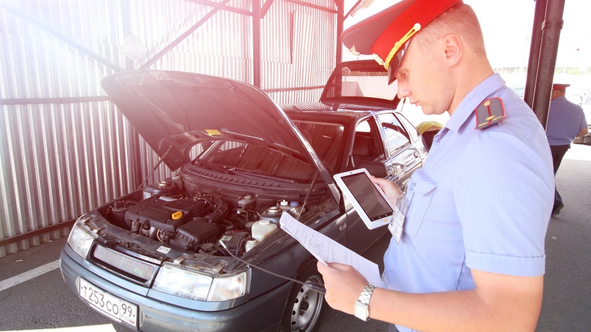 Пример осмотра автомобиля сотрудником ДПС 