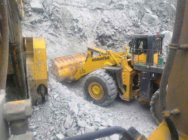 Фото итателя "Юрий Стрелец".  Погрущик вгрызается в забой.