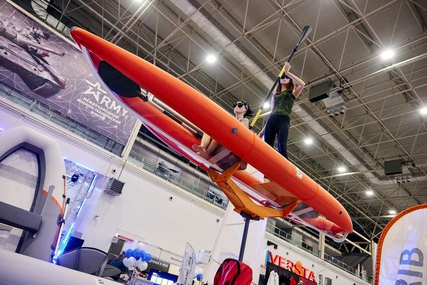 Хорошие девчата, заветные подруги устроили заплыв на надувной байдарке по небу