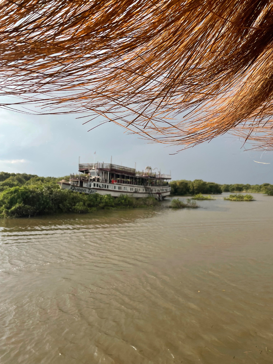 Корабль, предназначавшийся для постройки в нём отеля, но бизнес жесток…