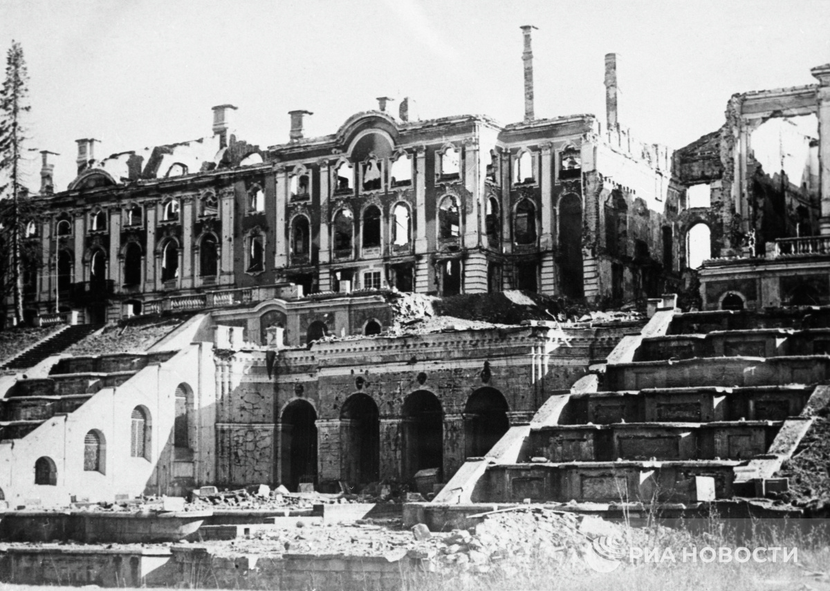 Руины Большого дворца и Большого фонтанного каскада, 1944 год © Всеволод Тарасевич, РИА Новости
