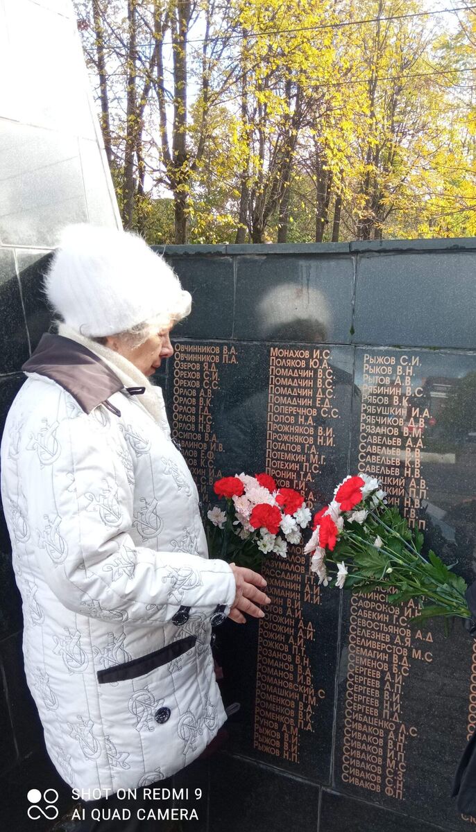 Мама у Мемориала героям-яхромчанам в Яхроме. 2023 г. Фото автора.