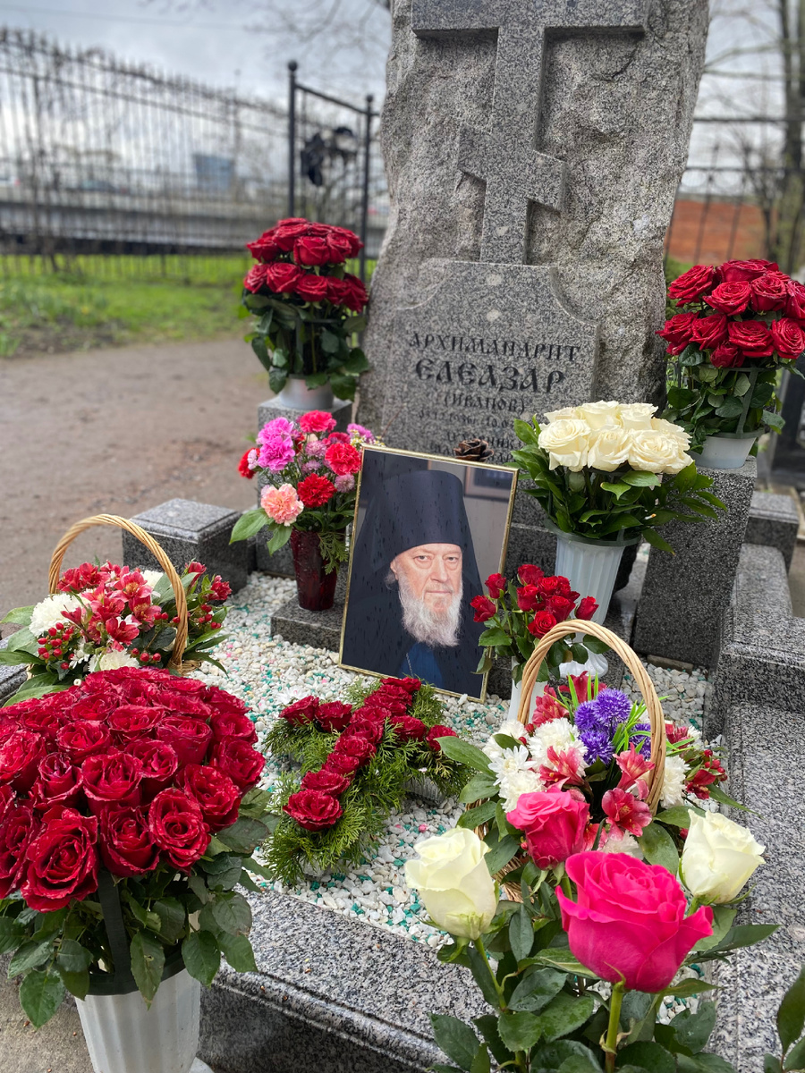 29 апреля 2025 года. Радоница. Никольское кладбище Свято-Троицкой Александро-Невской Лавры, могила Архимандрита Елеазара (Иванова). 