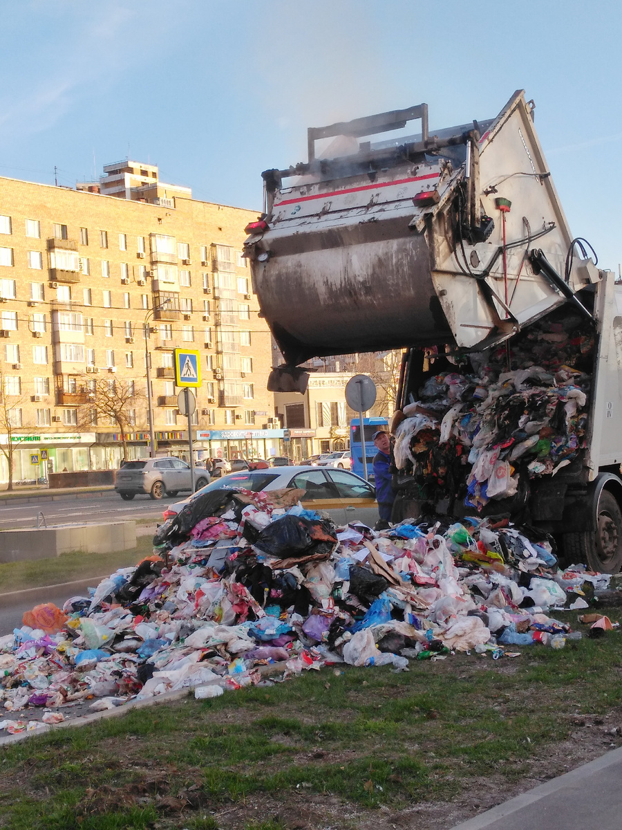 Горит мусор в мусоровозе