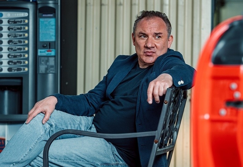 30 апреля 1962 году родился Николай Фоменко. Как рок-музыкант, гонщик и телезвезда стал символом эпохи 90-х и не только (фото журнал ОК!)