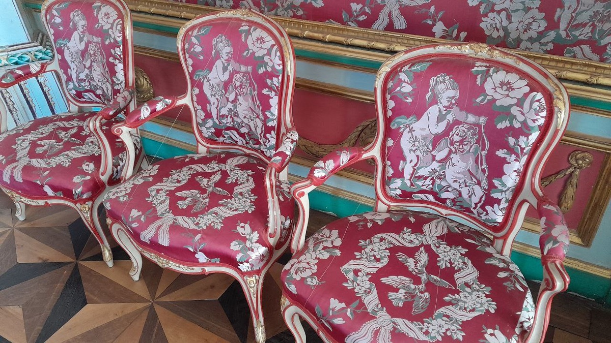 Шикарные стулья.