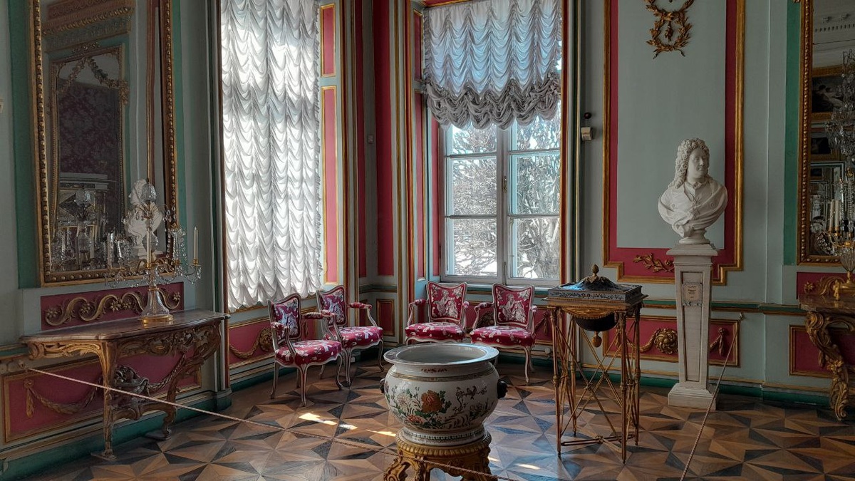 Малиновая гостиная во Дворце. Кусково.