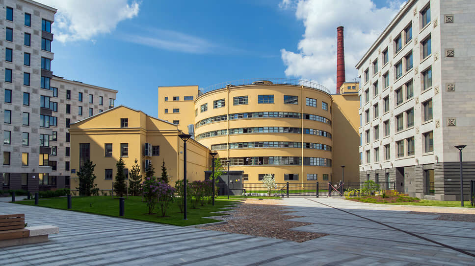 Новый сквер и площадь перед Левашовским хлебозаводом, редевелопмент которого выполнила Группа RBI, привлекают горожан, а в самом пространстве сегодня проходят выставки, концерты, лекции, фестивали и театральные постановки.📷Фото: Группа RBI