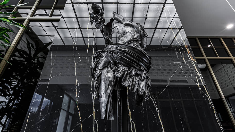 Арт-объекты становятся смысловыми точками, которые создают уникальный облик дома. В доме Futurist такими элементами стали скульптуры художника Дмитрия Жукова.📷Фото: Группа RBI