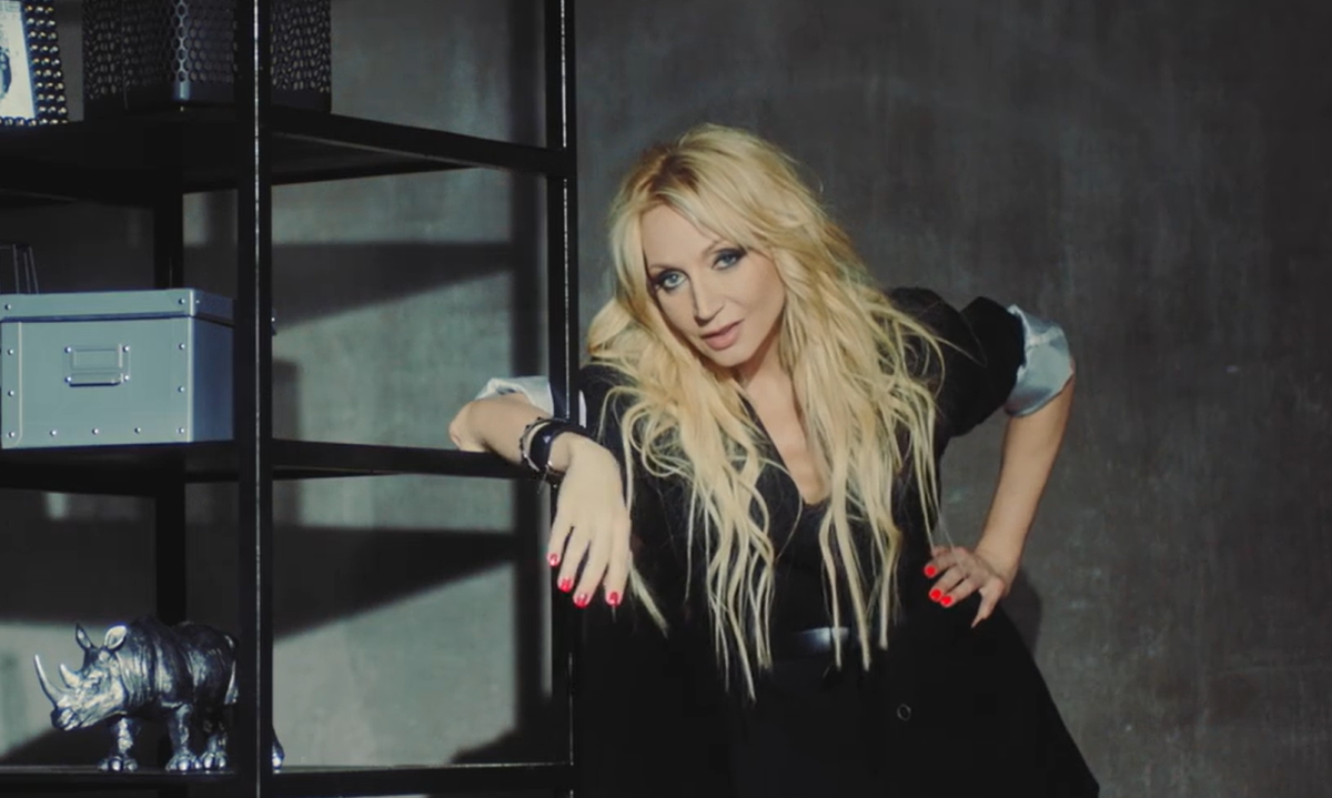    Кристина Орбакайте. Фото: кадр из клипа «Фарс»