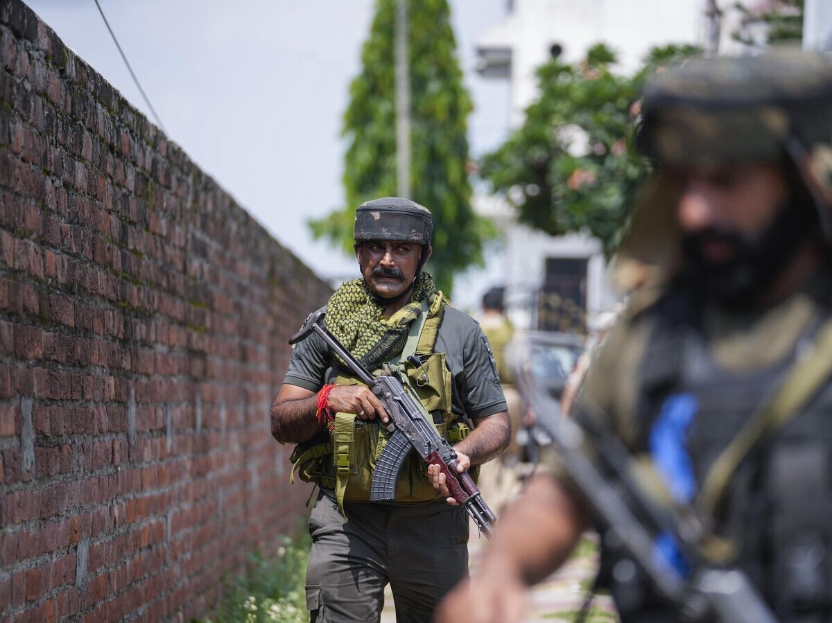    Индийские военные на окраине Джамму© AP Photo / Channi Anand