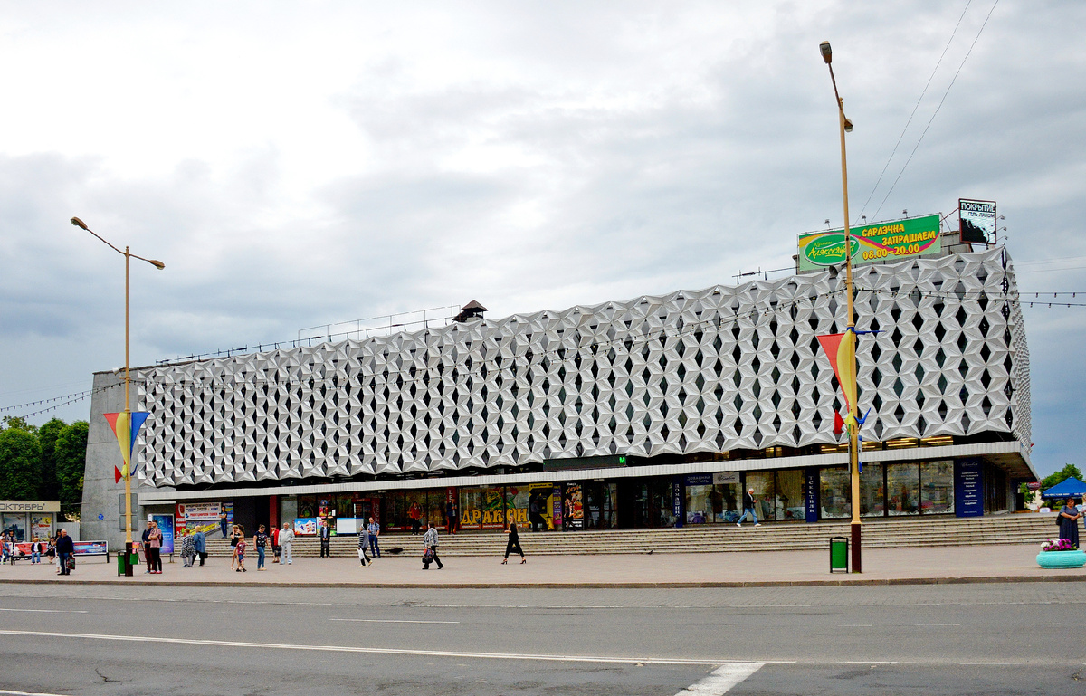 Барановичи. Психоделический фасад кинотеатра "Октябрь". Все фотографии в статье мои