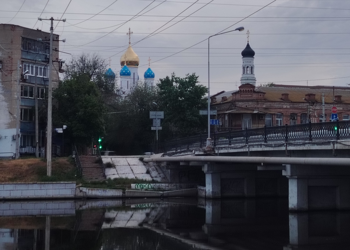 Набережная и мост через реку Кутум в Астрахани