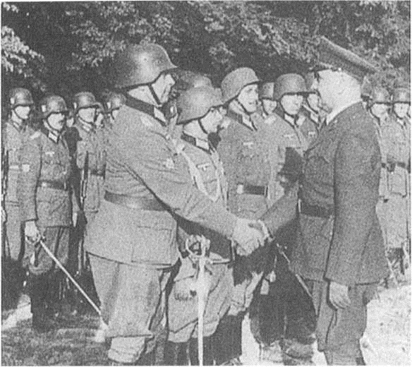 Поглавник Анте Павелич обходит строй одной из хорватских легионерских дивизий.  Из книги Дробязко С.И., Романько О.В., Семенов К.К. "Иностранные формирования Третьего рейха