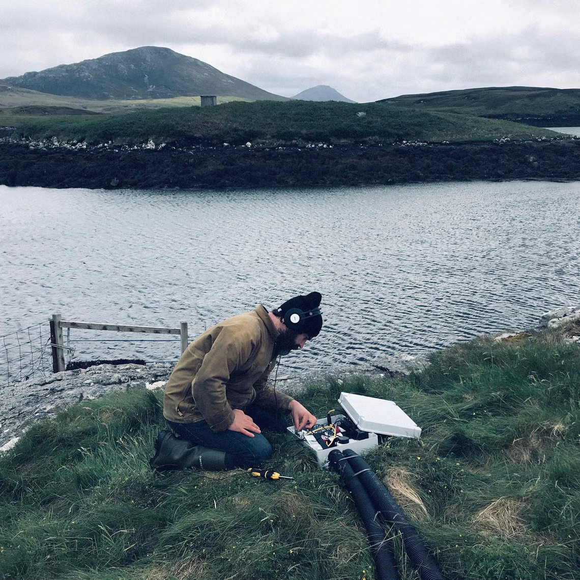 «Удивительные вещи происходят»... Боннетта устанавливает свой гидрофон на Внешних Гебридах. Фото: Дэвид Гаска