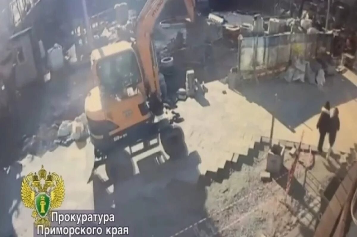    По итогу водитель экскаватора совершил наезд на маленькую девочку