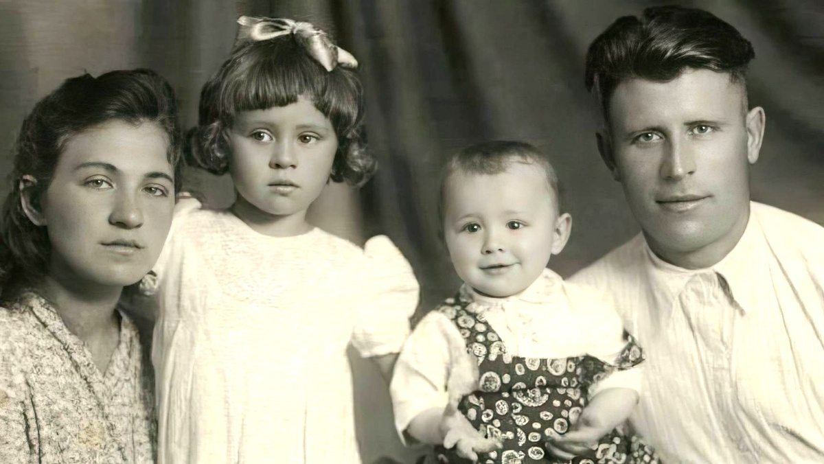 Семья Толкуновых: мама Евгения Николаевна, Валентина, младший брат Сергей, отец Василий Андреевич, фото начало 1950-х годов.