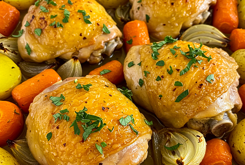 Сочная курица с овощами в духовке: простой и вкусный обед