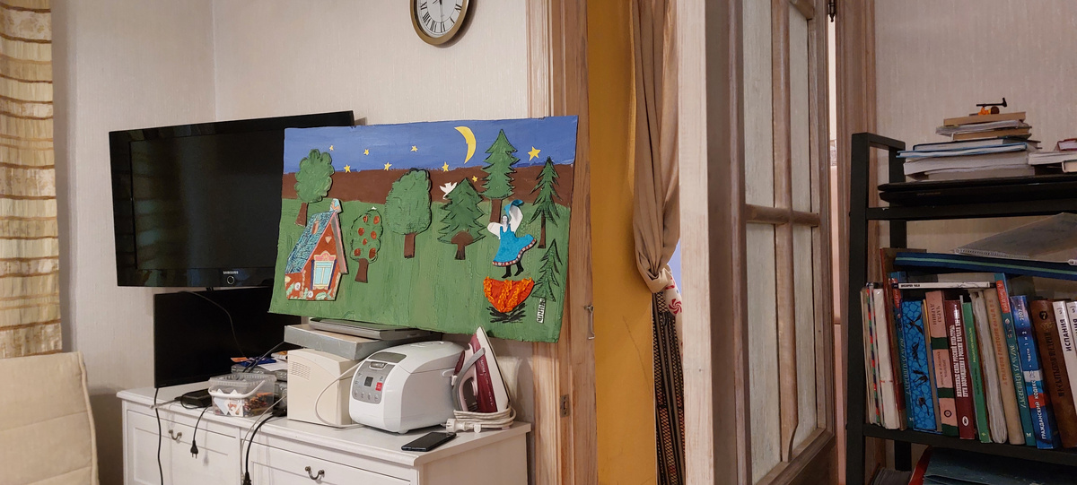 Решили, что открытку эту еще будем дополнять, когда будем приезжать в дочке и старшему внуку в гости. Но деревья эти вырезаны из картона и раскрашены заранее. Домик тоже. Костер и Огневушка -тоже. Для придания объема и похожести на театральную декорацию.