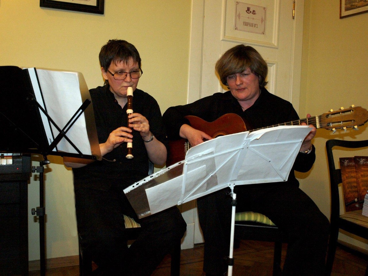 Марина Махорина (блокфлейта), Ольга Васильева (гитара)