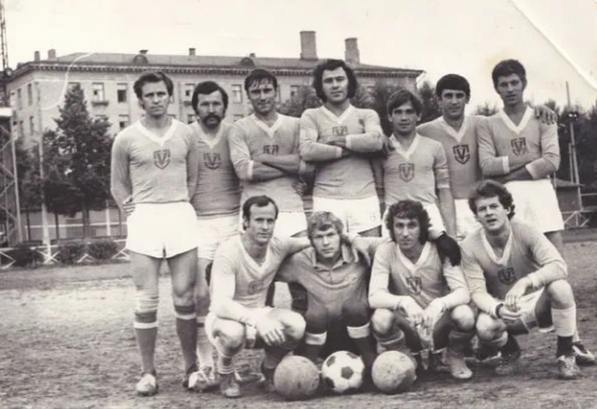 Стоят. Третий справа Юра Изотов. Второй справа Степеренко Саша и посередине ваш покорный слуга.