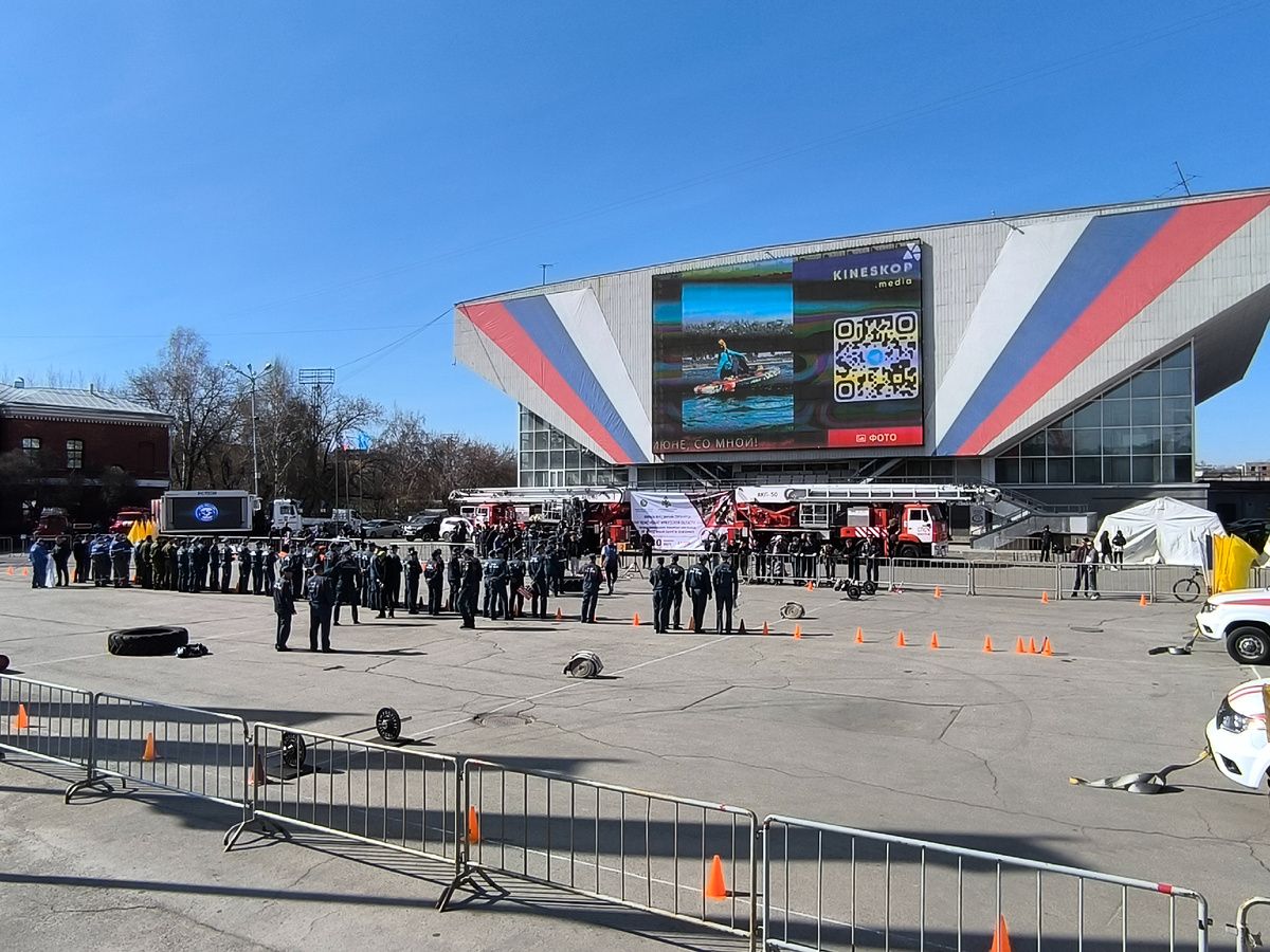 Площадь перед ДС «Труд» (© Анна, «Маяк энерджайзера»)