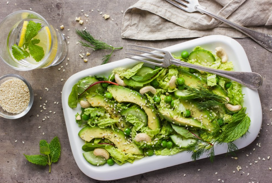 Салат с огурцом, авокадо и яблоком. Источник фото subcoder.ru