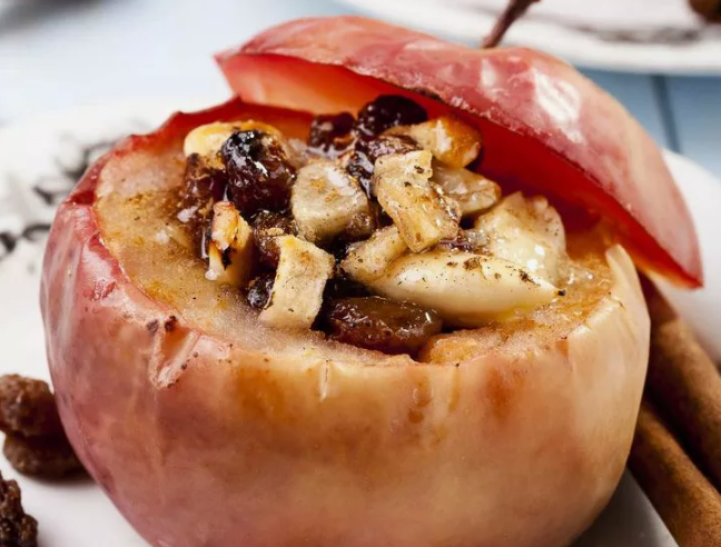 Запечённое яблоко с изюмом, медом и корицей. Источник фото ru.pinterest.com