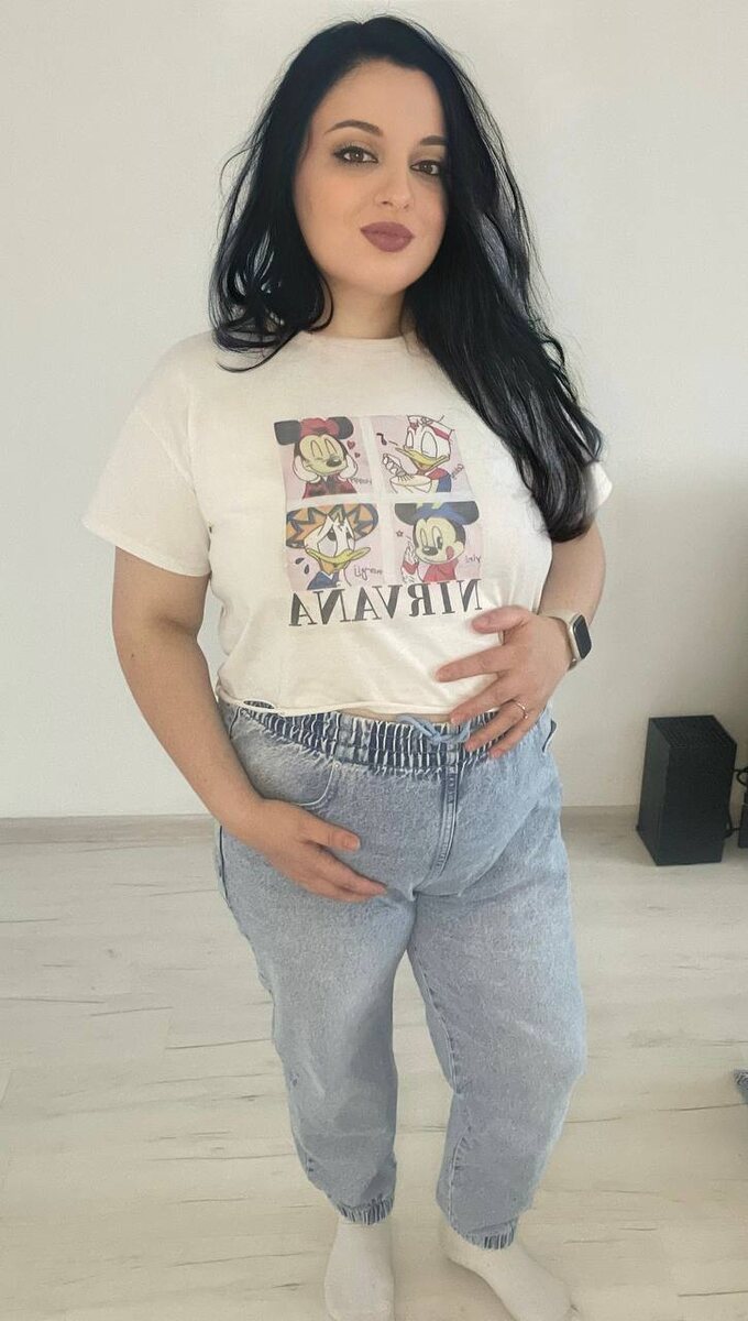 Все чаще встречаются такие ситуации, что большинство людей испытывают тревожность, что пагубно влияет на здоровье. Хочу рассказать о своем опыте с тревогой, и, возможно, эта статья будет полезной. Я жила с паническими атаками около пяти лет. Дошло до того, что я не выходила из дома, перестала общаться с друзьями и совсем сторонилась какого-либо общения. Психологи только выписывали препараты, чтобы убрать приступ паники. Почему она возникла и почему продолжала меня мучать, это было непонятно. Жизнь не жизнь. С таким состоянием еще и родственники обвиняют в том, что ты это все придумываешь. Окружающие люди тоже к этой проблеме относятся с большим скептизмом. И вот настают перемены в моей жизни. Мы продаем квартиру и переезжаем. Начинается новая жизнь. Через месяц я узнаю, что беременна. Сказать, что я была в шоке, это ничего не сказать. Мы так долго ждали, когда это случится. И вот случилось. Радости нет предела, но наступило сразу же и другое чувство: как все будет? Смогу ли я выносить это дитя? Стало еще больше переживаний, и я начала переживать о том, что таблетки, которые помогали мне справляться с тревогой, могут навредить моему малышу. Всё стало ощущаться совершенно по-другому, но под контролем врачей и, возможно, из-за перестроения организма, всё начало меняться. Во время беременности я была самой счастливой женщиной, приступов не было, беременность протекала отлично, но всё же страх, что всё может вернуться и меня снова накроет приступом панических атак, не оставлял меня, и я всё время, даже на роды, брала с собой свои таблетки. Я их не пила, просто носила с собой для успокоения. После родов ничего не вернулось, живу обычной жизнью, но всё же всегда начеку, всегда ношу с собой те таблетки, так сказать, на всякий случай. С таким расстройством я и не могла бы никогда подумать, что когда-то моя жизнь изменится, но благодаря моему пупсику она изменилась в лучшую сторону.