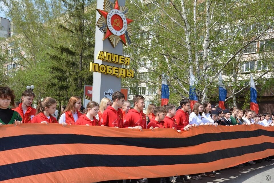    80-метровую Георгиевскую ленту пронесли по Аллее Победы. Источник: Пресс-служба администрации Барнаула