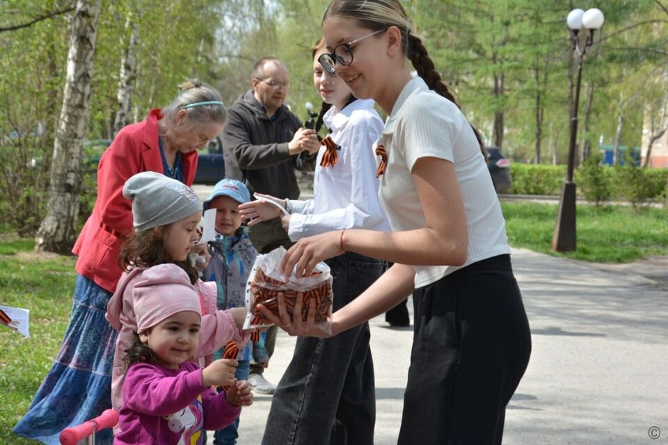    80-метровую Георгиевскую ленту пронесли по Аллее Победы. Источник: Пресс-служба администрации Барнаула