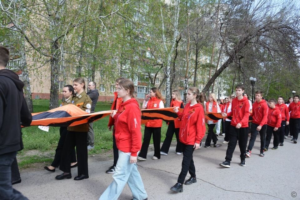    80-метровую Георгиевскую ленту пронесли по Аллее Победы. Источник: Пресс-служба администрации Барнаула