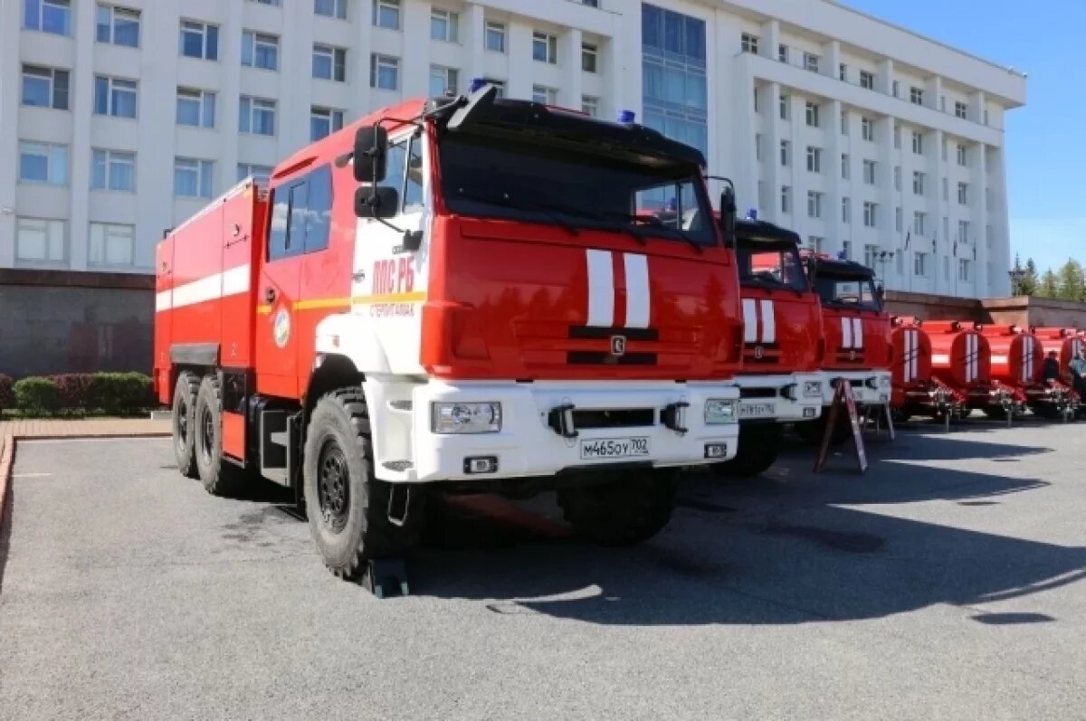    Радий Хабиров вручил огнеборцам новую пожарно-спасательную технику