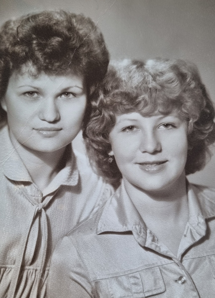 Вот такими мы были 40 лет назад. У обеих модная тогда химическая завивка 😂